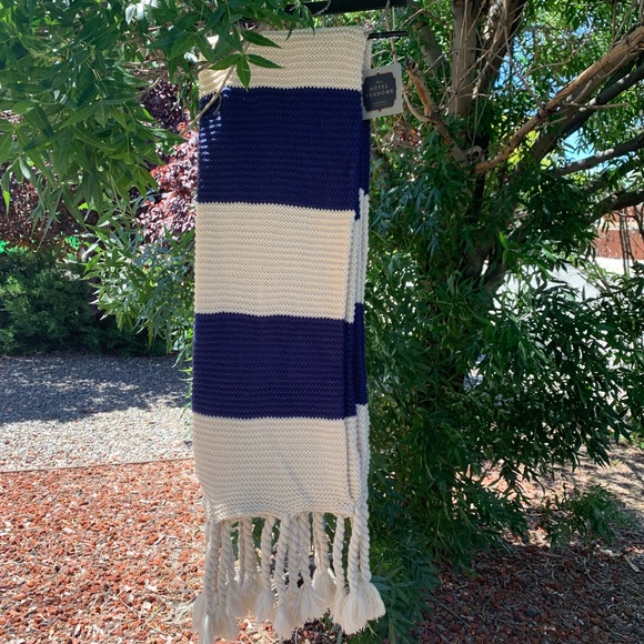 Hotel Vendome Bedding Nwt Hotel Vendomr Knitted Throw In Blue And